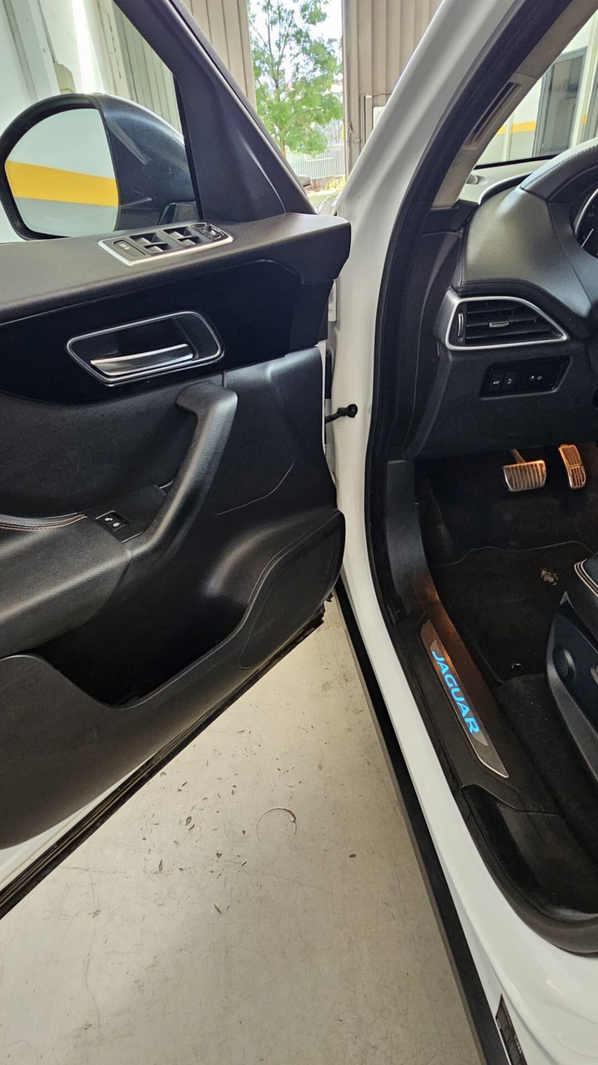 Jaguar F-Pace 2.0 D 180 CV AWD R-Sport (14)