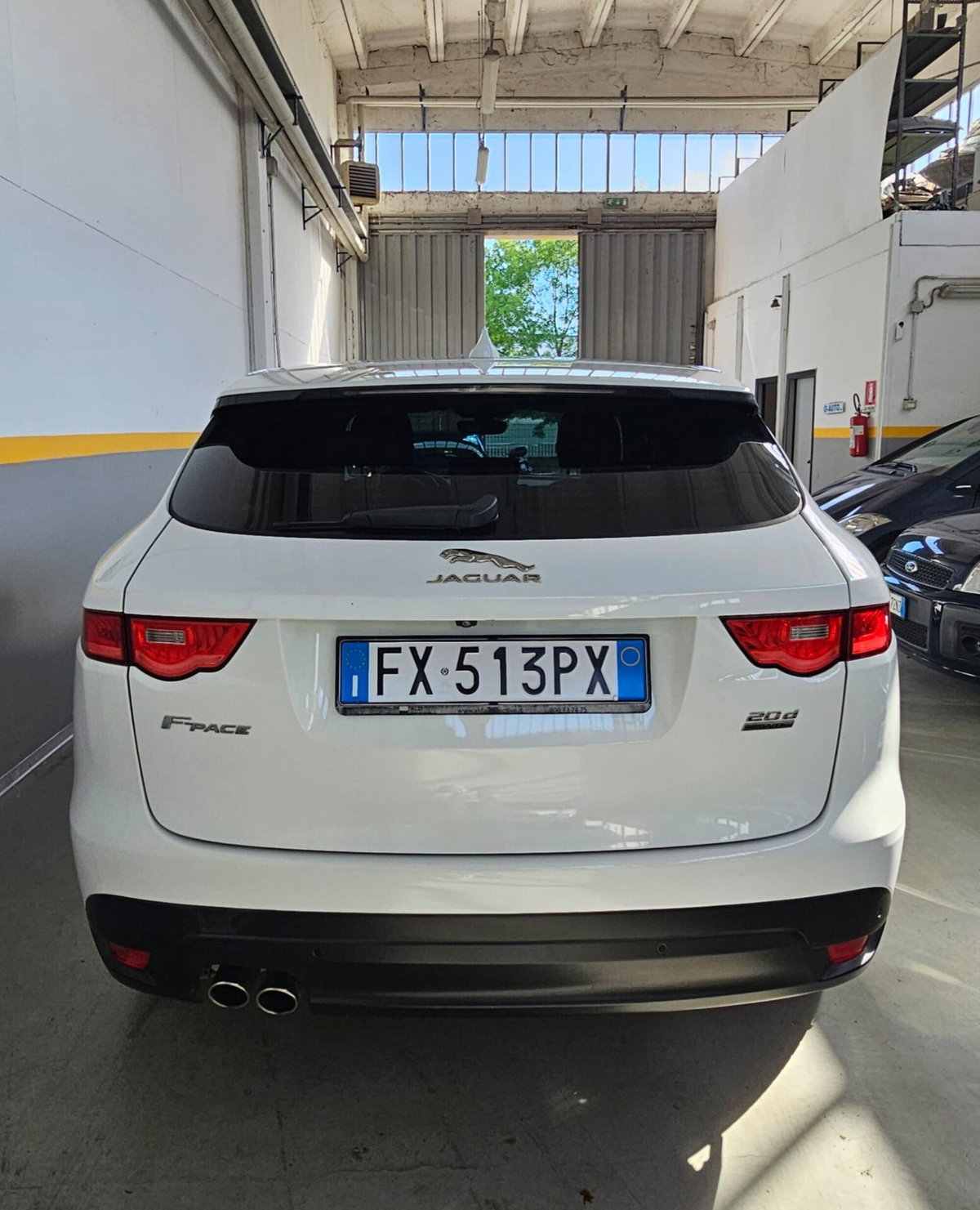 Jaguar F-Pace 2.0 D 180 CV AWD R-Sport (3)