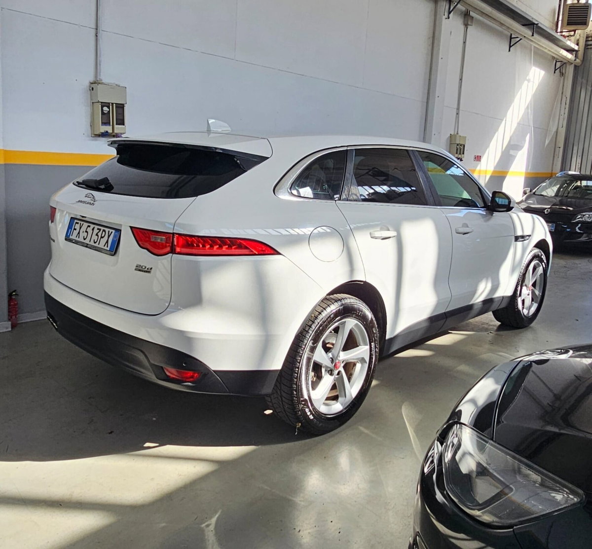 Jaguar F-Pace 2.0 D 180 CV AWD R-Sport (4)