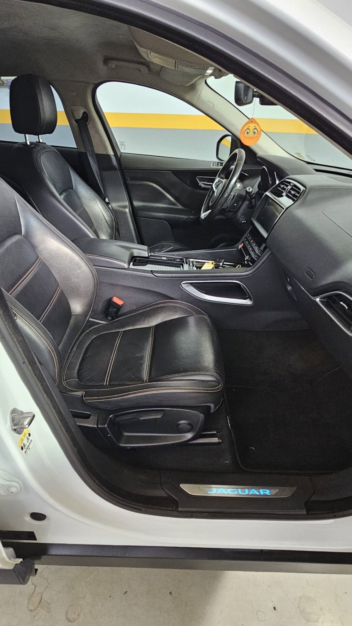 Jaguar F-Pace 2.0 D 180 CV AWD R-Sport (6)