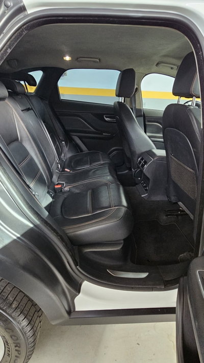 Jaguar F-Pace 2.0 D 180 CV AWD R-Sport (7)