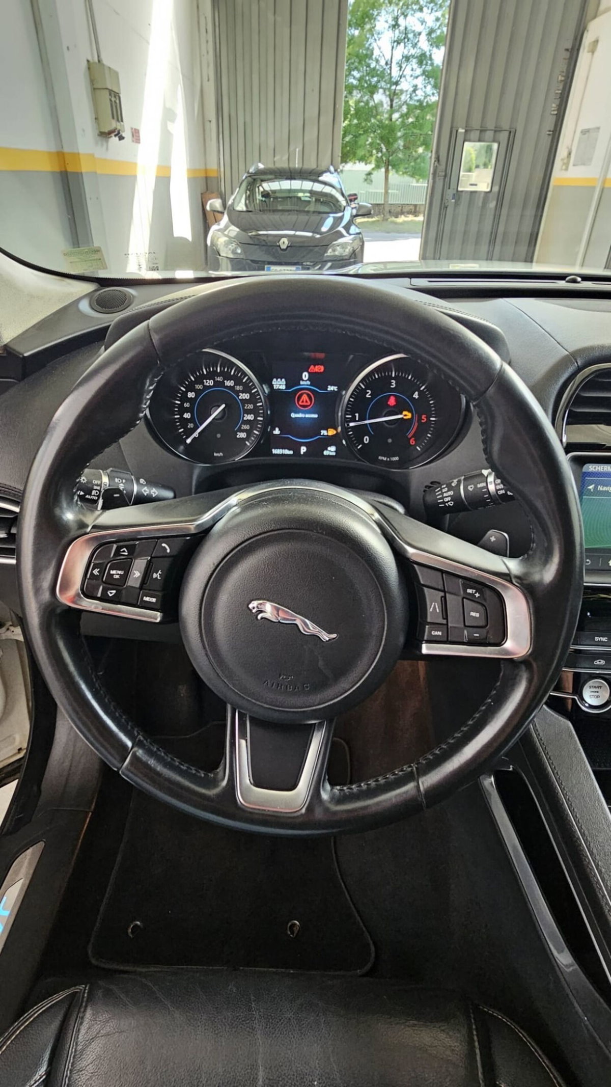 Jaguar F-Pace 2.0 D 180 CV AWD R-Sport (8)