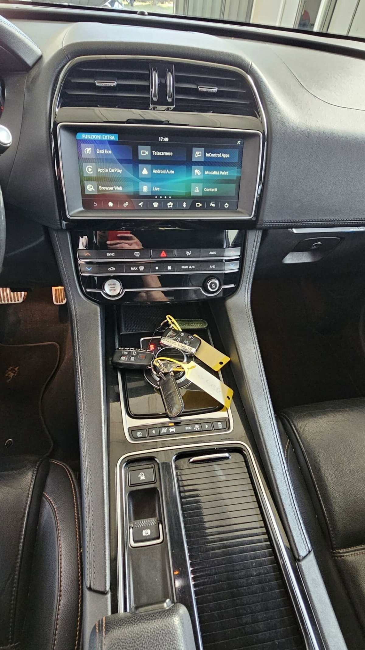 Jaguar F-Pace 2.0 D 180 CV AWD R-Sport (9)