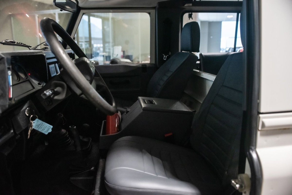 Land Rover Defender 90 2.5 Td5 Station Wagon (12)