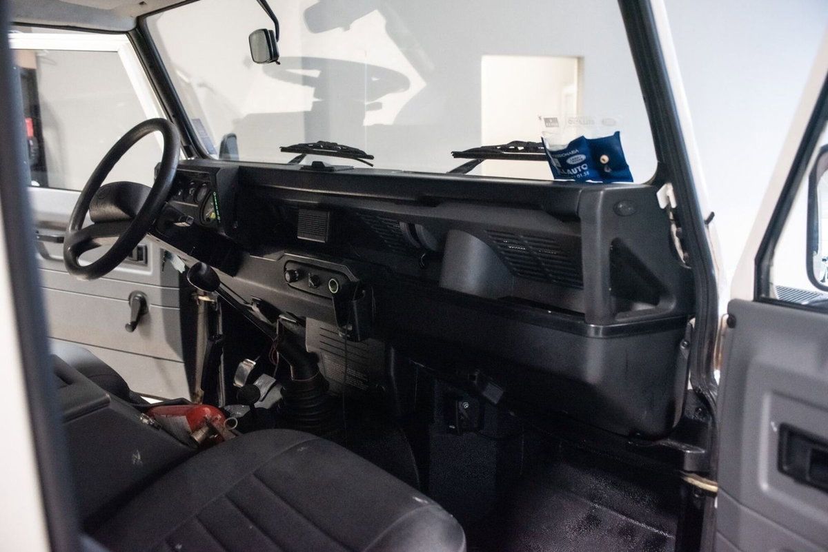 Land Rover Defender 90 2.5 Td5 Station Wagon (8)