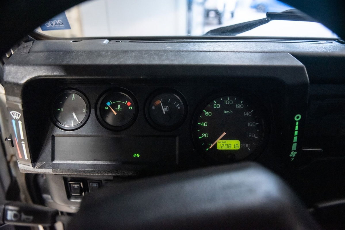 Land Rover Defender 90 2.5 Td5 Station Wagon (9)