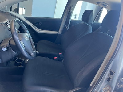 Toyota Yaris 1.3 5 porte (7)