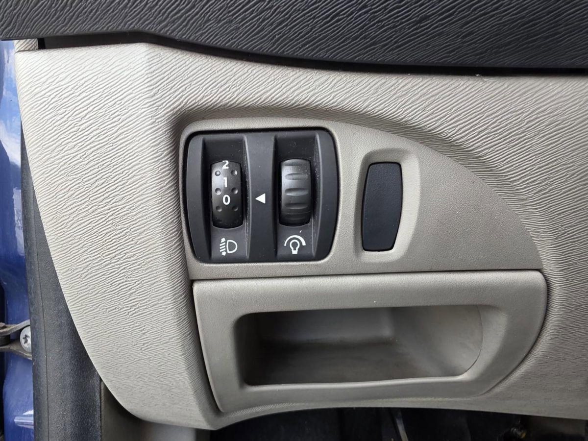 Renault Twingo 1.5 dCi 65CV Confort (14)
