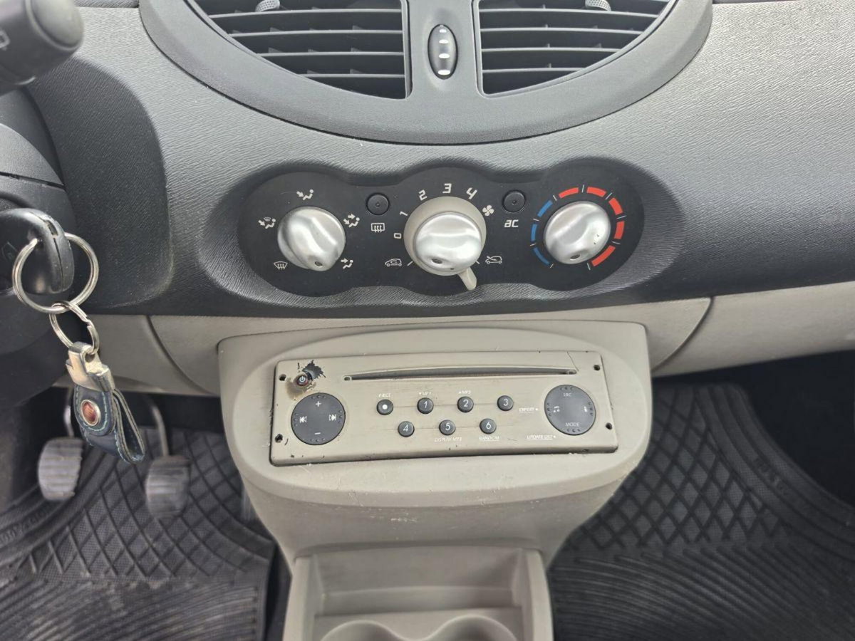 Renault Twingo 1.5 dCi 65CV Confort (16)