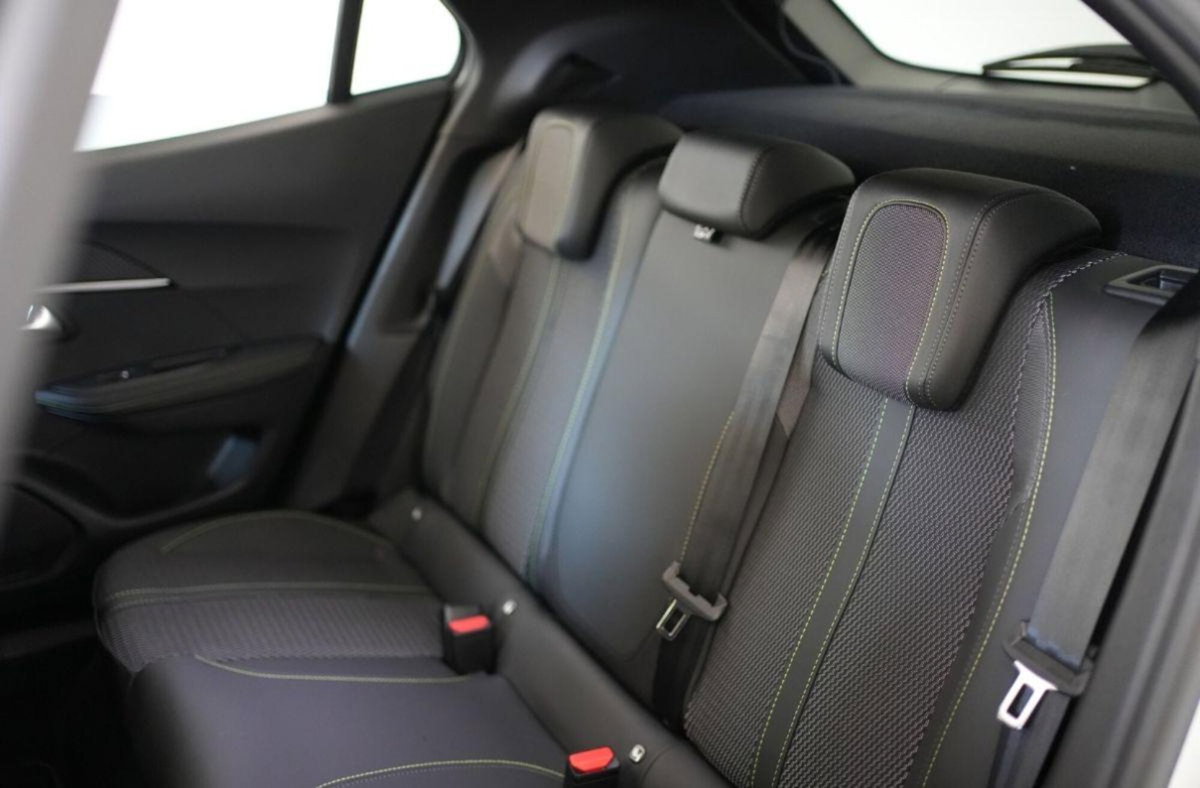 Peugeot 2008 1.2 hybrid GT 145cv e-dcs6 (8)