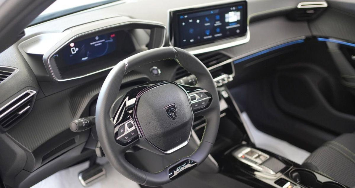 Peugeot 2008 1.2 hybrid GT Exclusive 145cv e-dcs6 (7)
