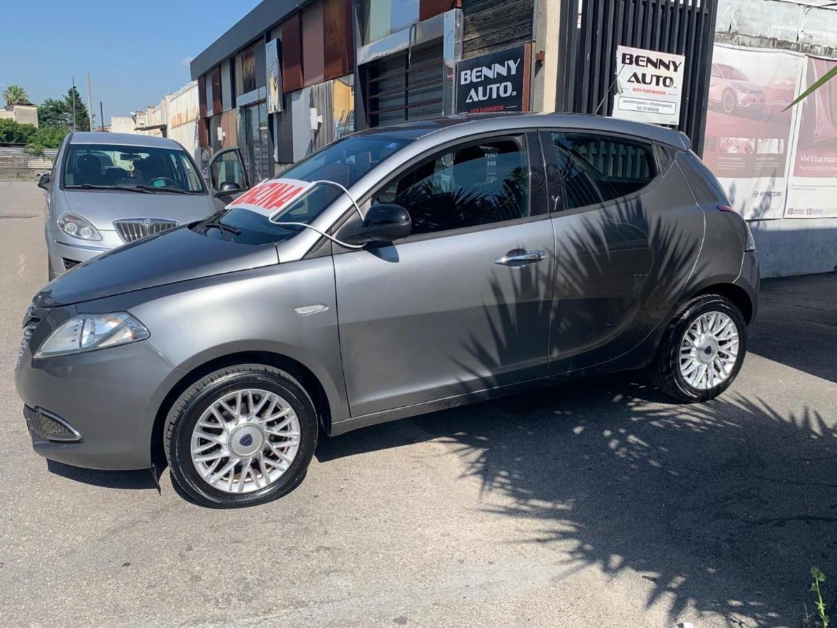 Lancia Ypsilon 0.9 TwinAir 85 CV 5 porte S&S DFN Platinum (2)