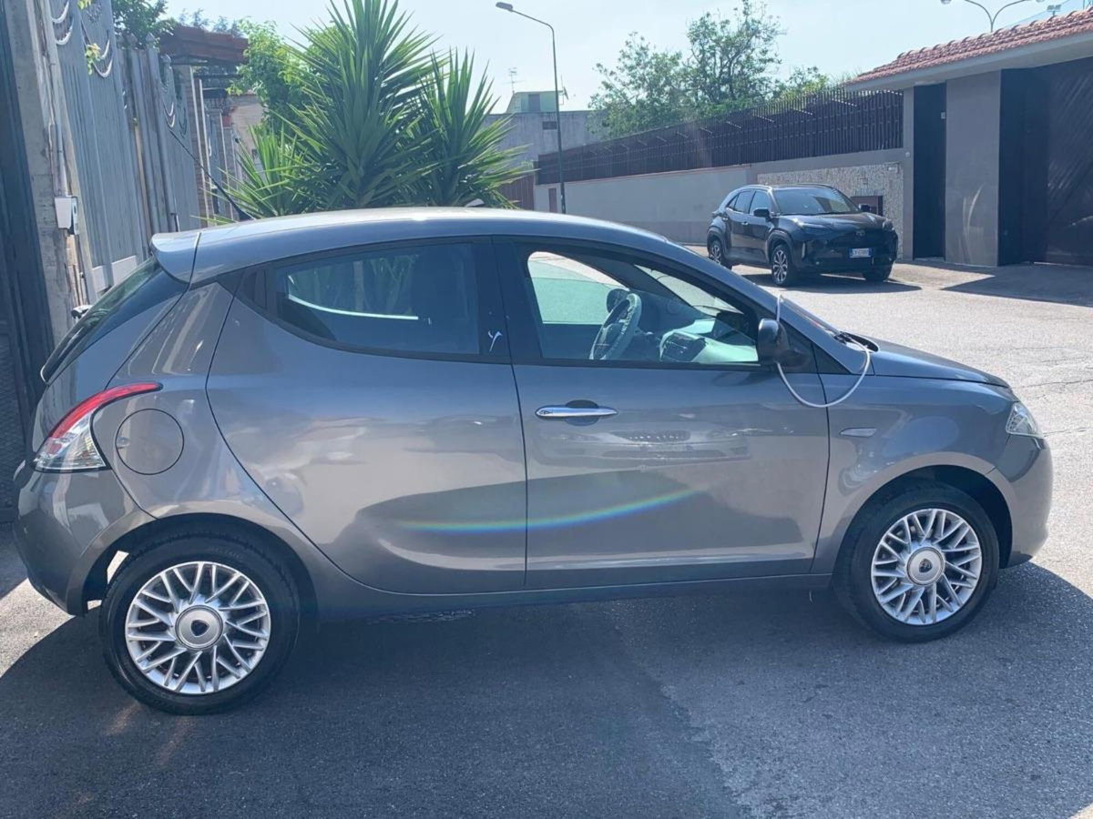 Lancia Ypsilon 0.9 TwinAir 85 CV 5 porte S&S DFN Platinum (3)