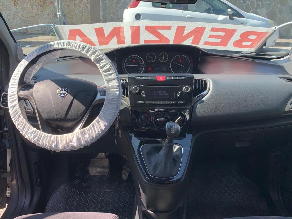 Lancia Ypsilon 0.9 TwinAir 85 CV 5 porte S&S DFN Platinum (7)