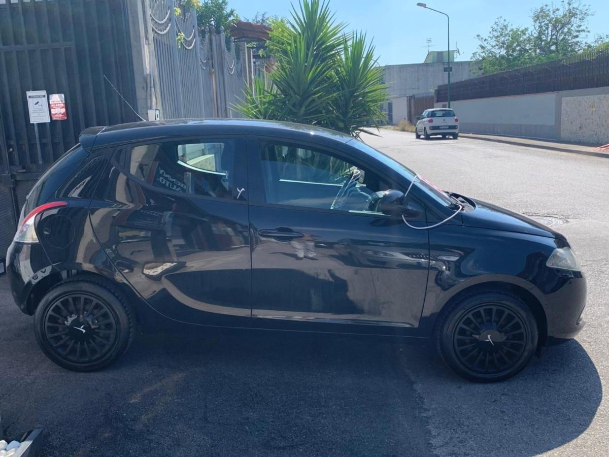 Lancia Ypsilon 1.2 69 CV 5 porte Elefantino (2)