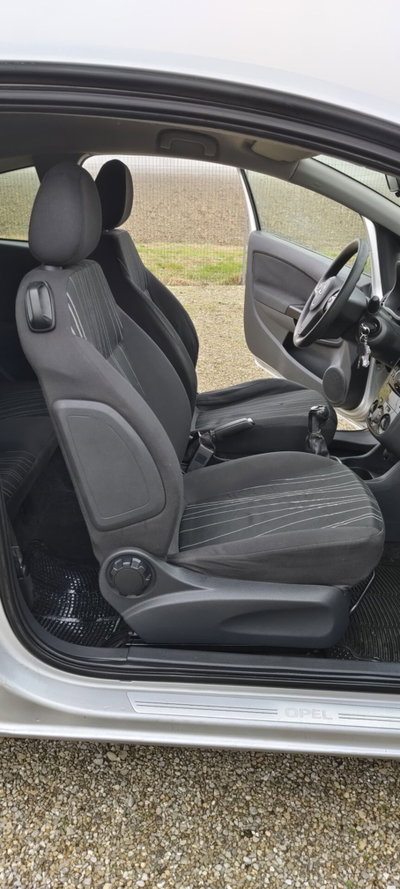 Opel Corsa 1.2 3 porte b-color (16)