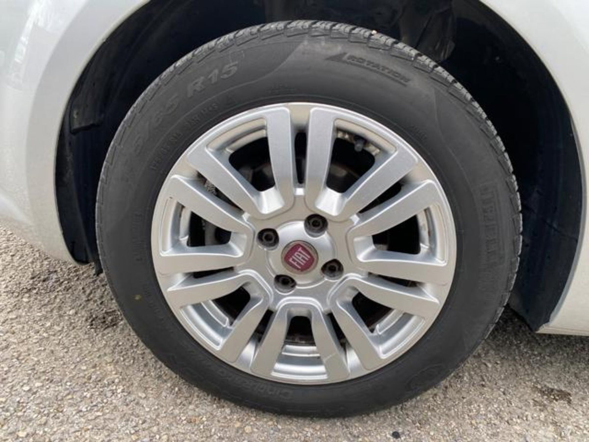Fiat Punto 1.3 MJT II 75 CV 5 porte Lounge (11)