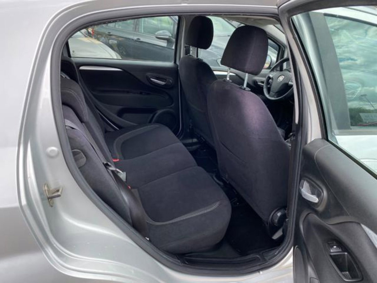 Fiat Punto 1.3 MJT II 75 CV 5 porte Lounge (8)
