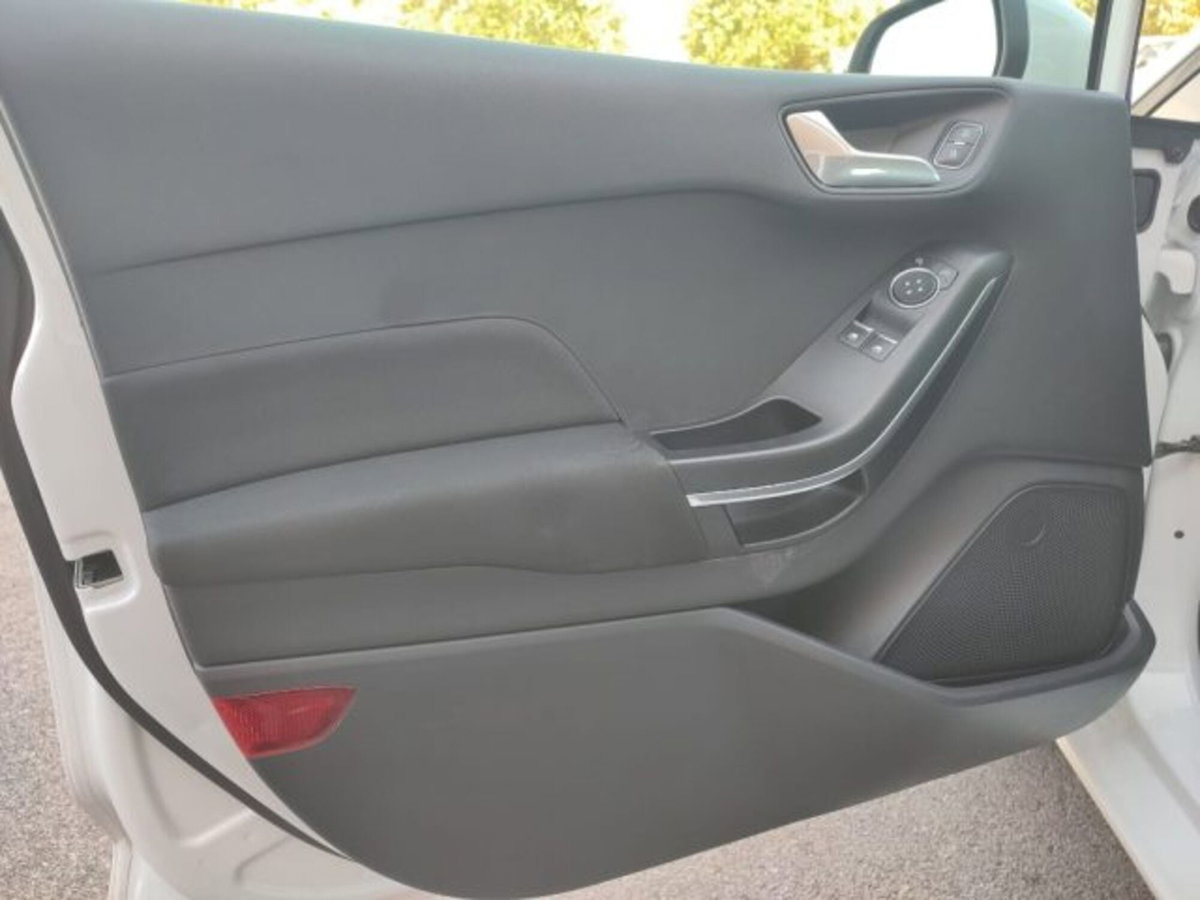 Ford Fiesta 1.5 TDCi 75CV 5 porte Titanium (9)