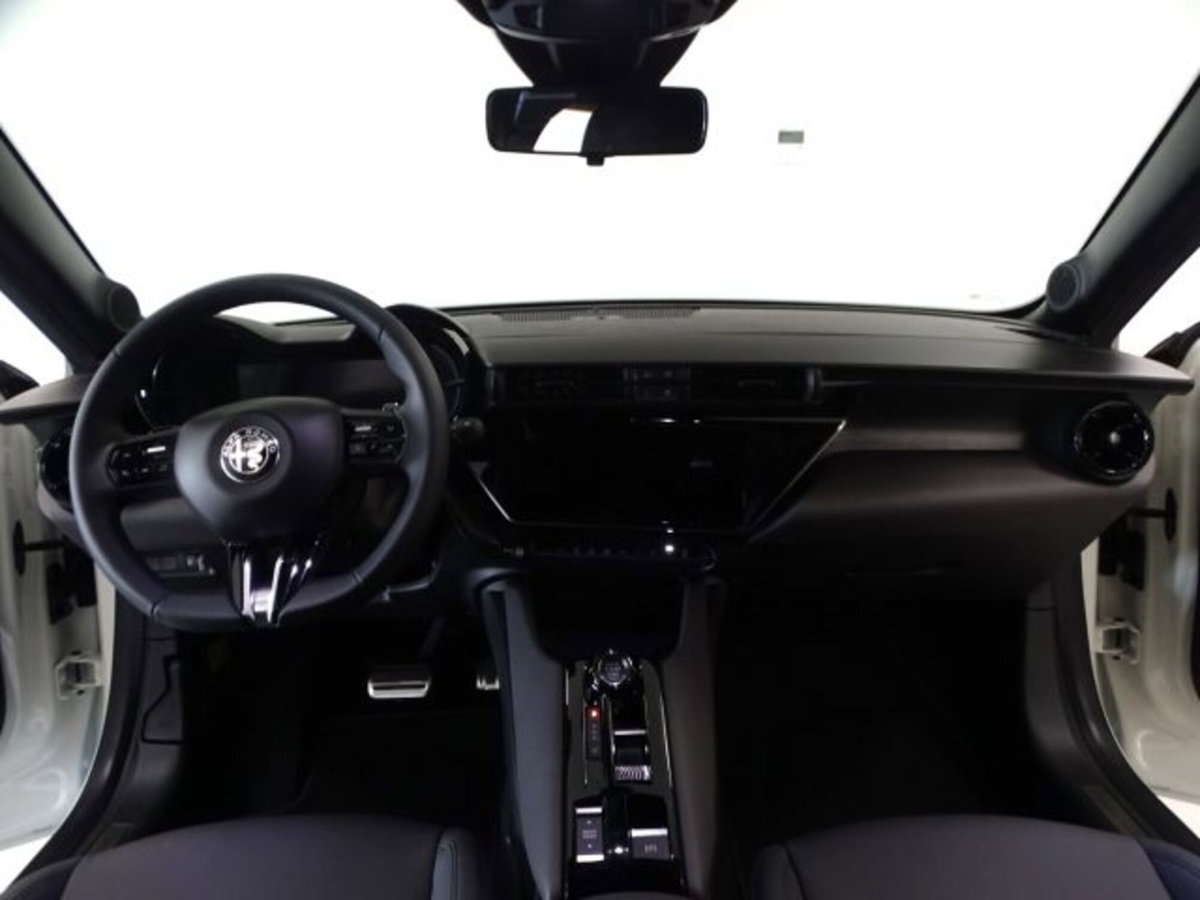 Alfa Romeo Junior elettrica Speciale 156cv (17)