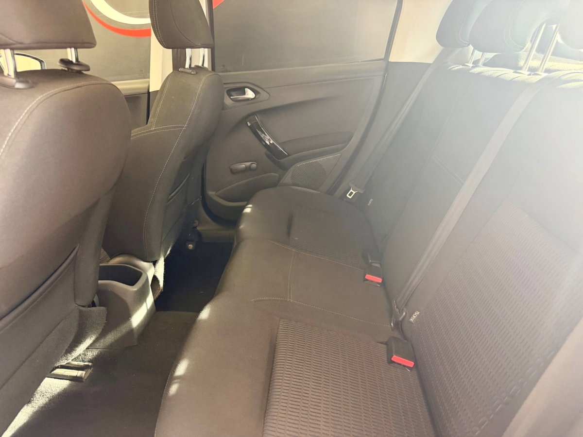 Peugeot 208 HDi 68 CV 5 porte Allure (11)