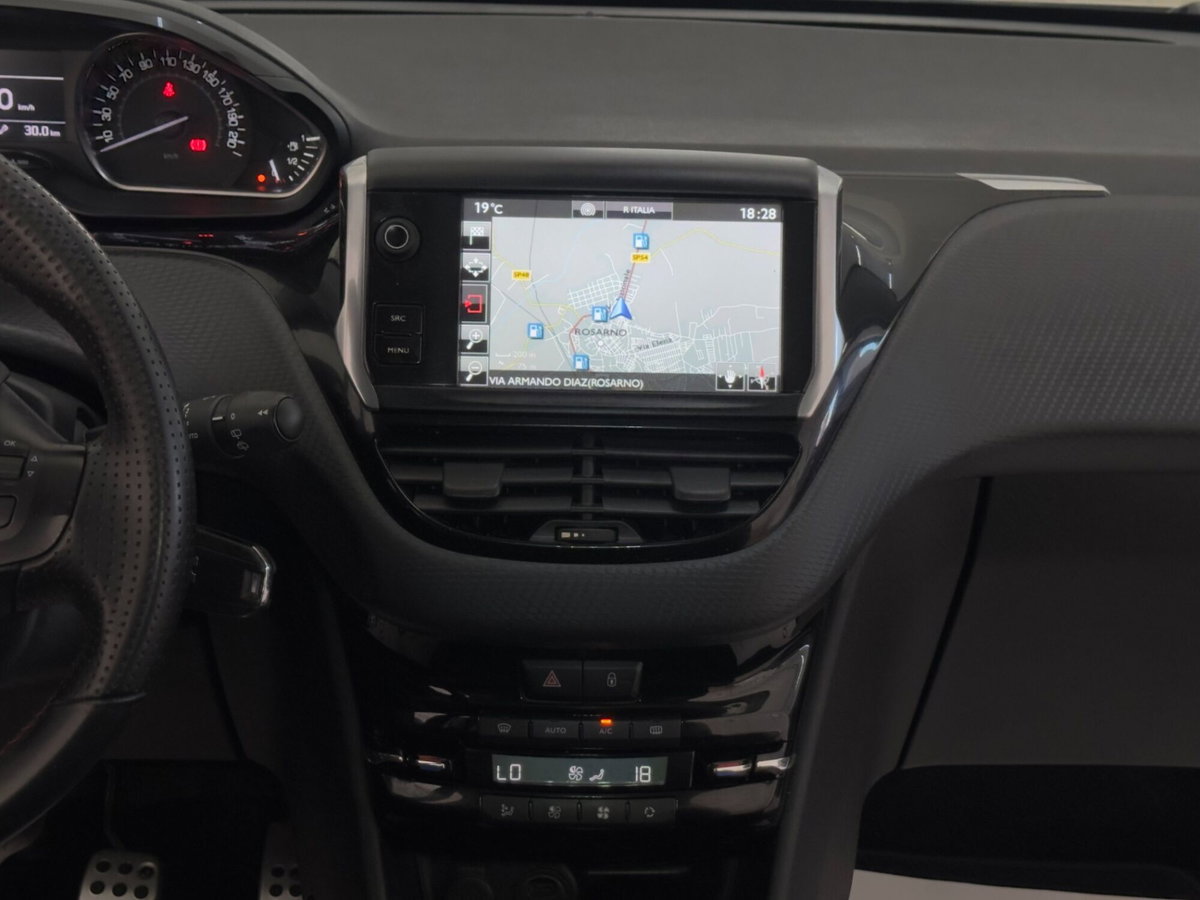 Peugeot 208 100 3 porte GT Line (12)
