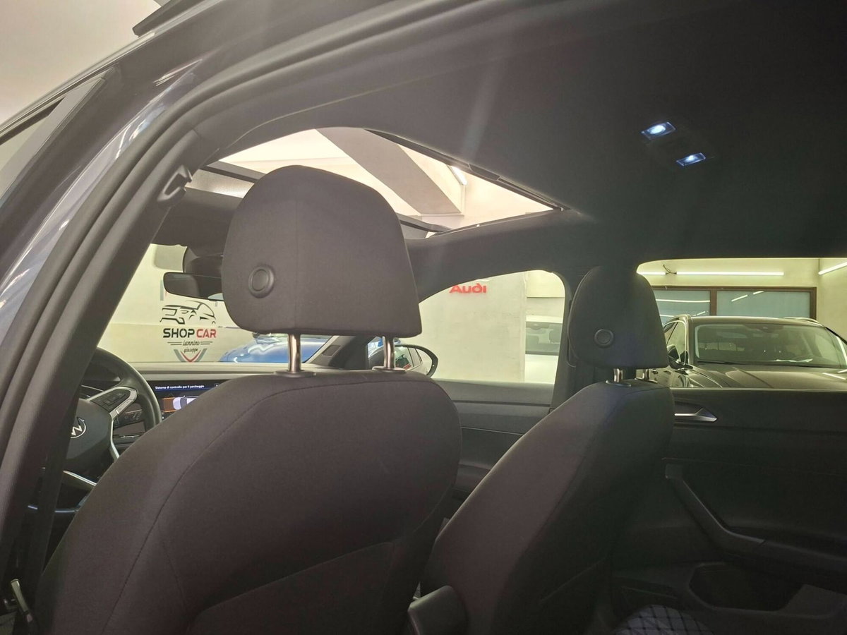 Volkswagen Taigo 1.0 TSI 110 CV R-Line (11)