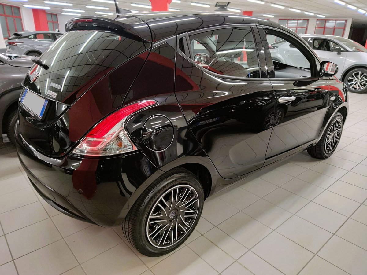 Lancia Ypsilon 1.0 FireFly 5 porte S&S Hybrid Ecochic Gold (4)