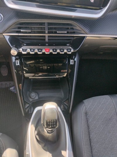 Peugeot 2008 1.2 turbo Allure 100cv (17)