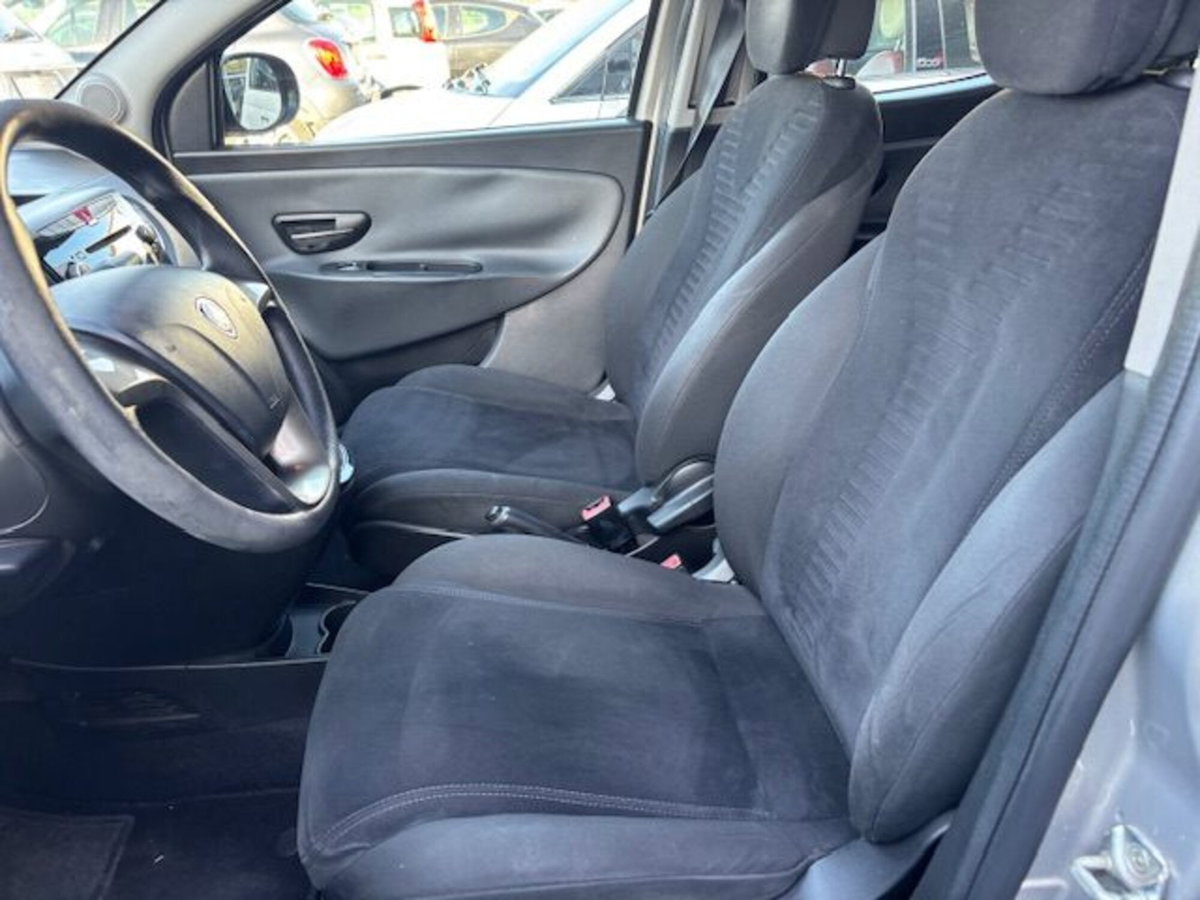 Lancia Ypsilon 1.2 69 CV 5 porte Gold (11)
