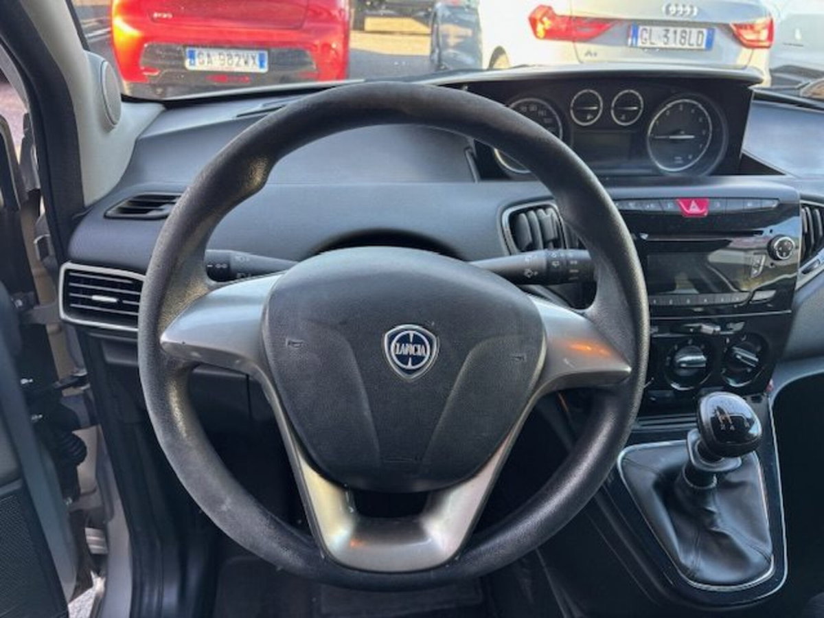 Lancia Ypsilon 1.2 69 CV 5 porte Gold (14)
