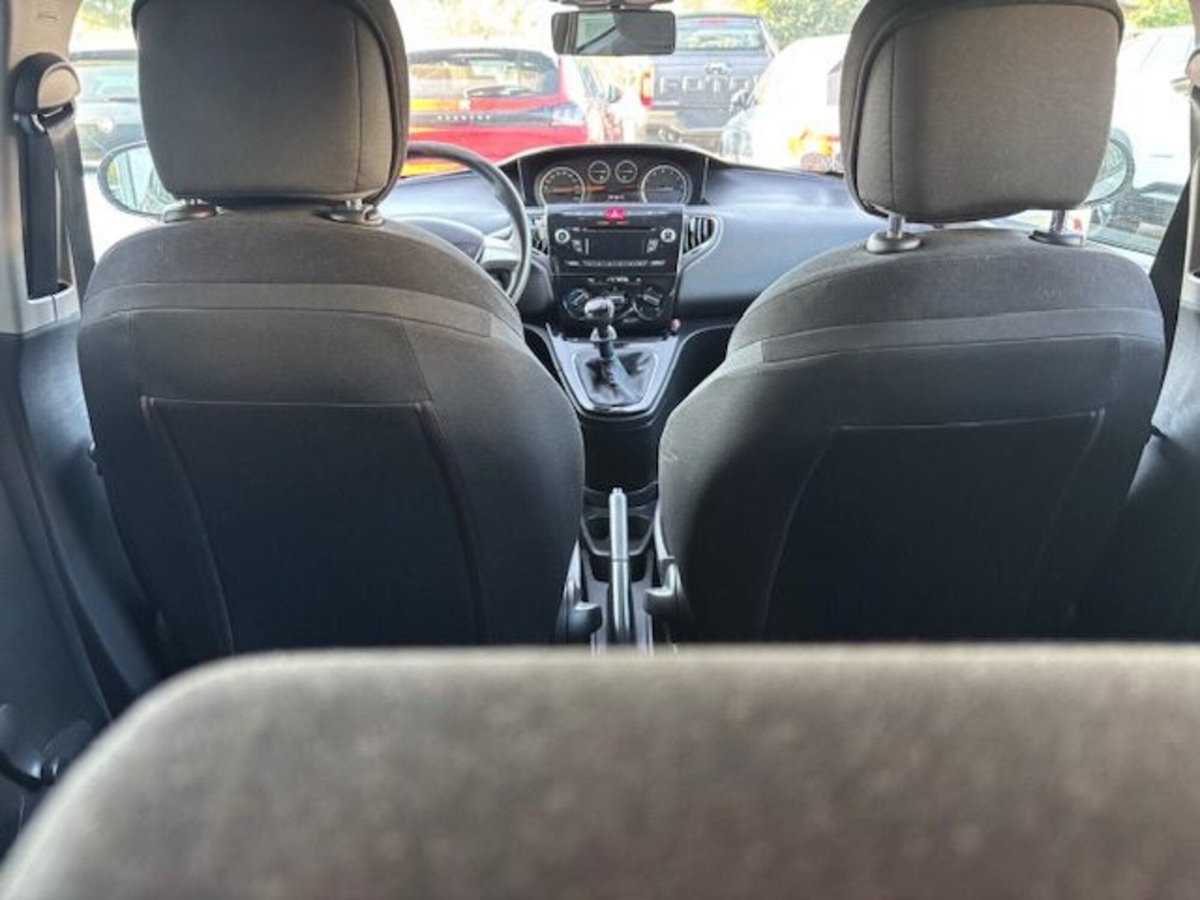 Lancia Ypsilon 1.2 69 CV 5 porte Gold (16)