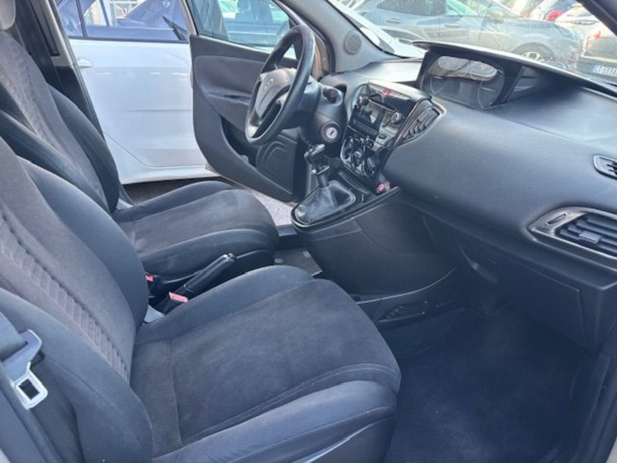 Lancia Ypsilon 1.2 69 CV 5 porte Gold (9)