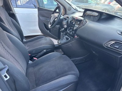 Lancia Ypsilon 1.2 69 CV 5 porte Gold (9)