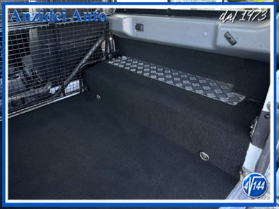 Land Rover Defender 90 2.2 TD4 S.W. E Pack Expedition N1 (9)