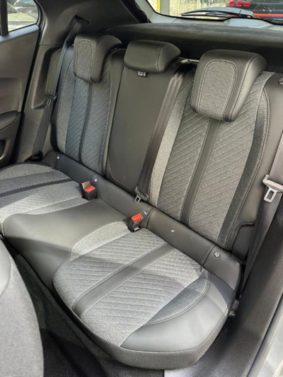 Peugeot 2008 PureTech 100 S&S Allure Navi Pack (19)