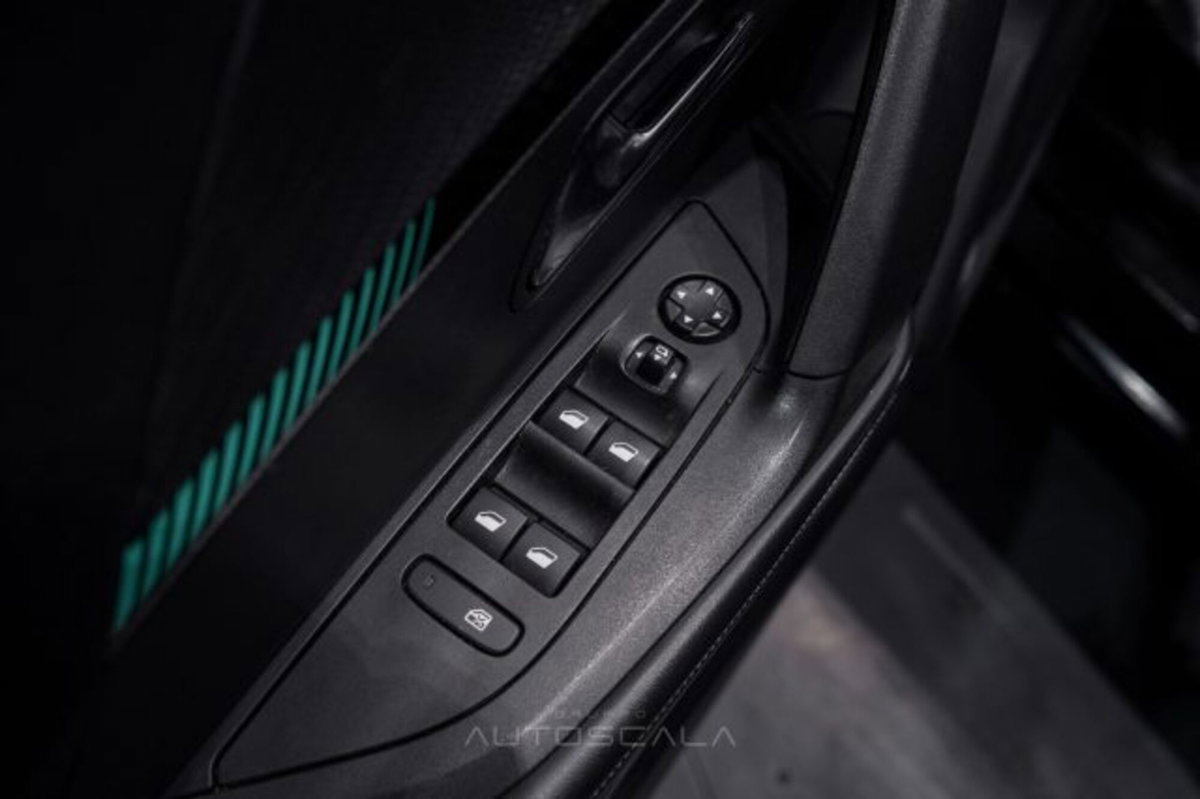 Peugeot 2008 motore elettrico 136 CV Allure Pack (10)