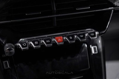 Peugeot 2008 motore elettrico 136 CV Allure Pack (14)