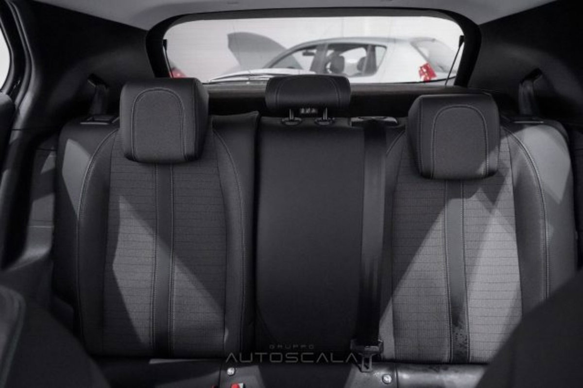Peugeot 2008 motore elettrico 136 CV Allure Pack (18)