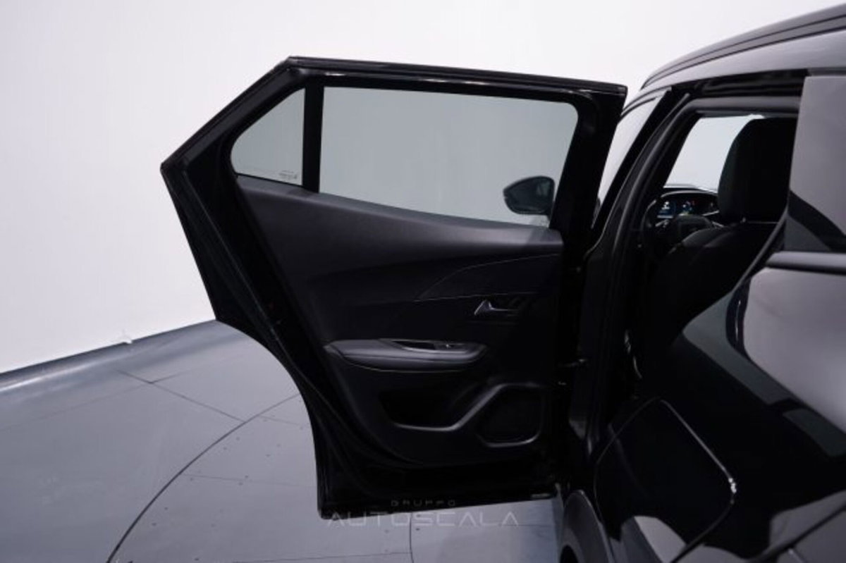 Peugeot 2008 motore elettrico 136 CV Allure Pack (19)