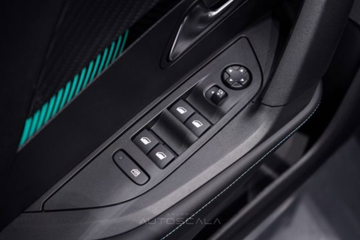 Peugeot 2008 PureTech 130 S&S EAT8 Allure Pack (10)