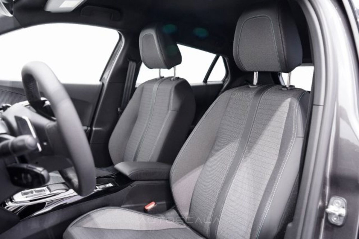 Peugeot 2008 PureTech 130 S&S EAT8 Allure Pack (12)