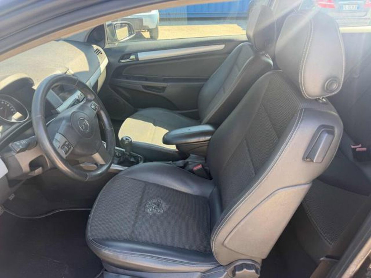 Opel Astra GTC 1.7 CDTI 101CV 3 porte Cosmo (16)