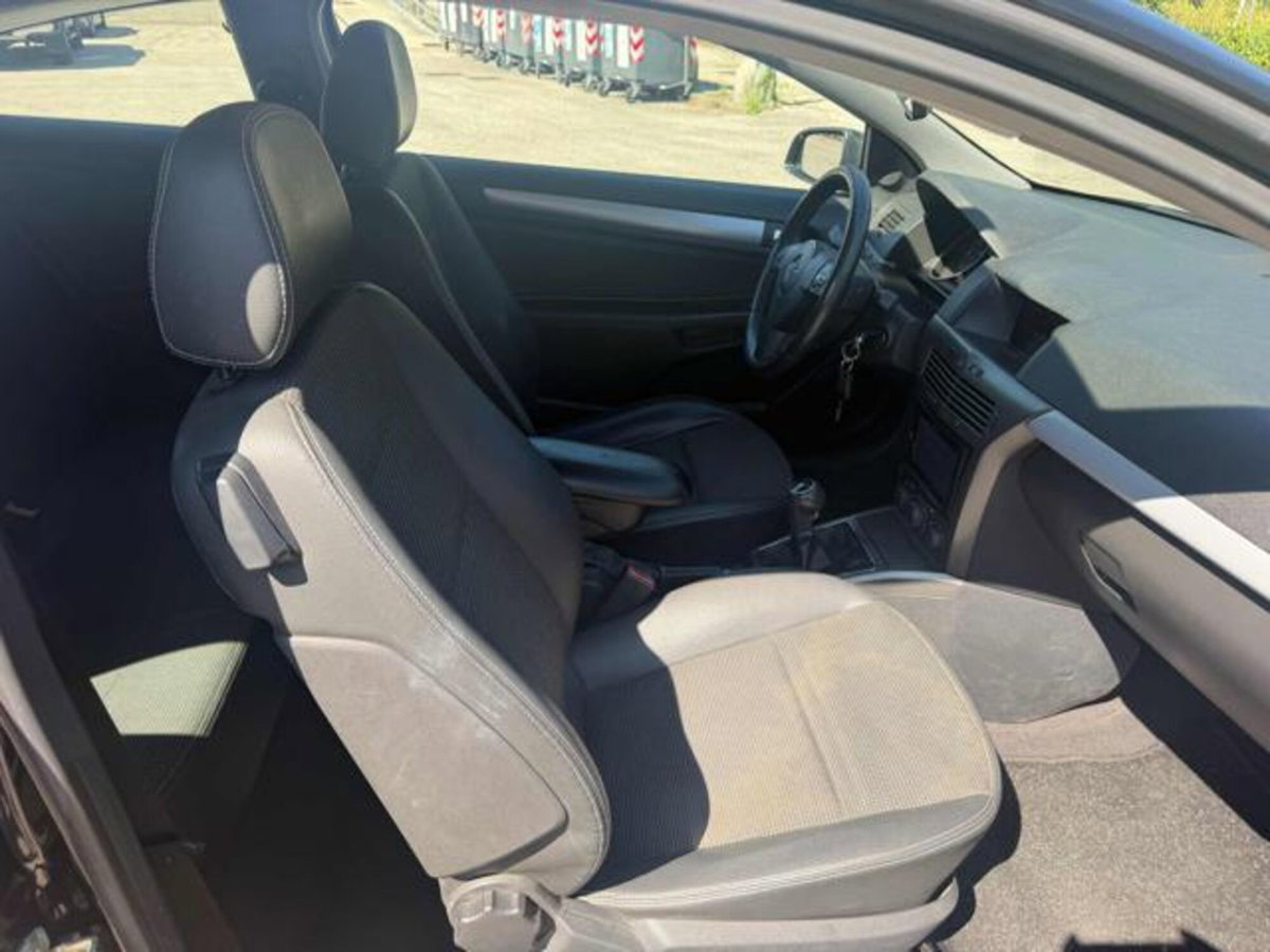 Opel Astra GTC 1.7 CDTI 101CV 3 porte Cosmo (9)