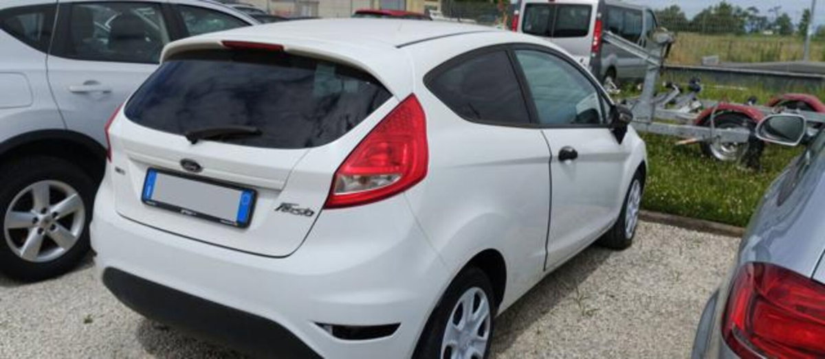 Ford Fiesta 1.4 TDCi 68CV 3 porte Titanium (4)