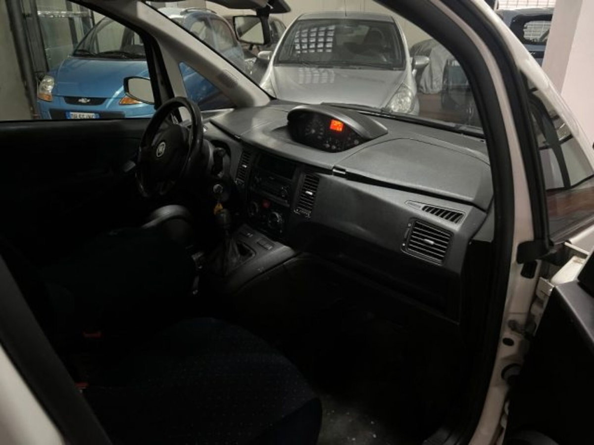 Fiat Idea 1.2 16V BlackLabel (11)