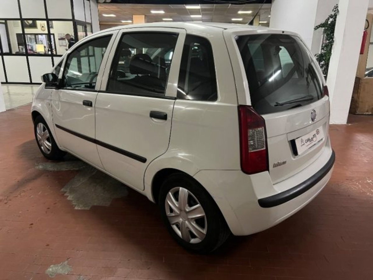 Fiat Idea 1.2 16V BlackLabel (2)