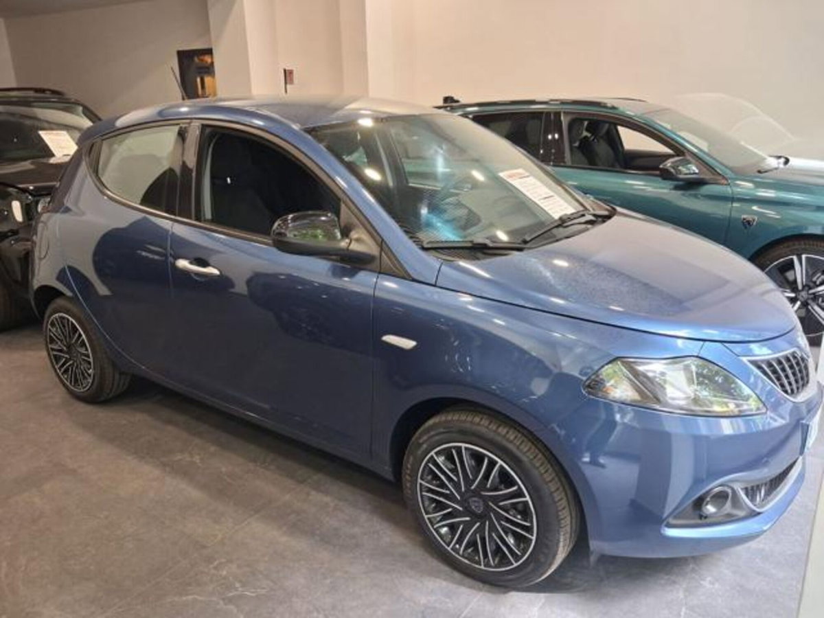 Lancia Ypsilon 1.0 FireFly 5 porte S&S Hybrid Gold Plus (2)
