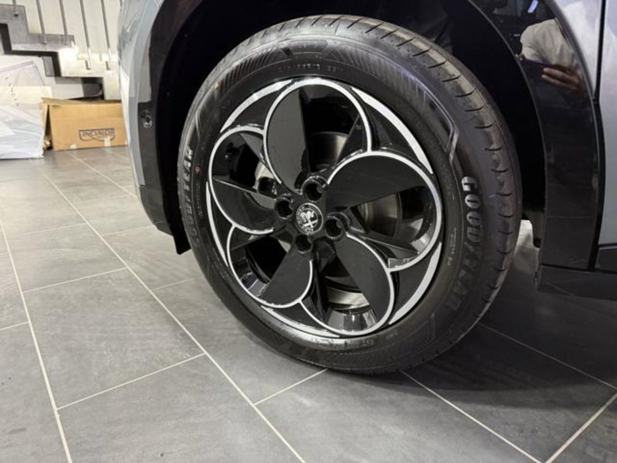 Alfa Romeo Junior 1.2 ibrida Q4 Sprint 145cv edct6 (4)
