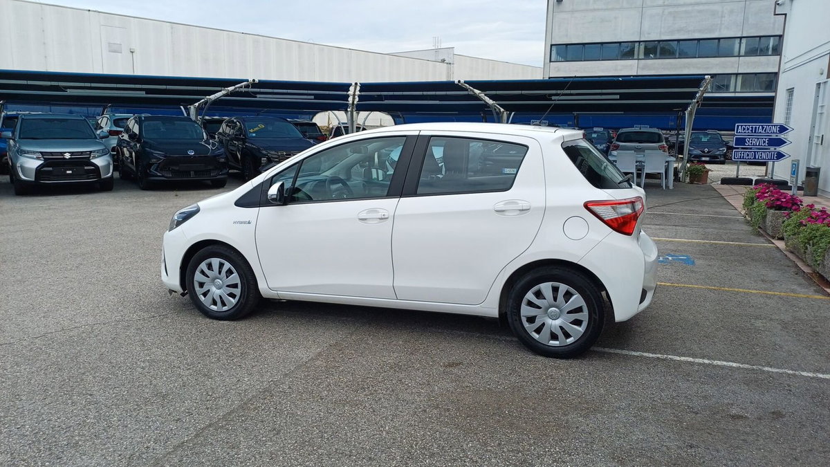 Toyota Yaris 1.5 Hybrid 5 porte Cool (3)